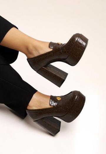 Туфли с высоким носом