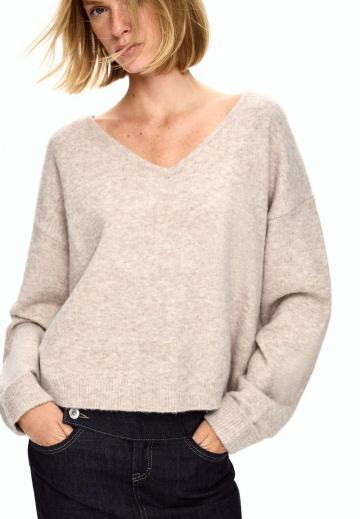 Пуловер с вырезом V