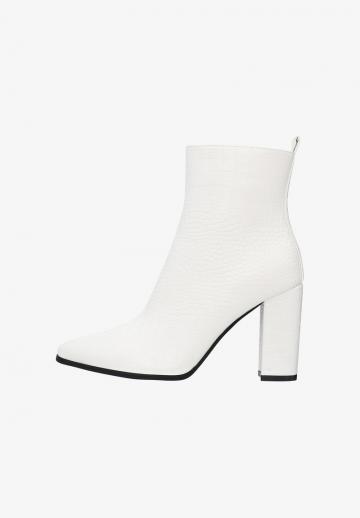 Полусапожки на высоком каблуке