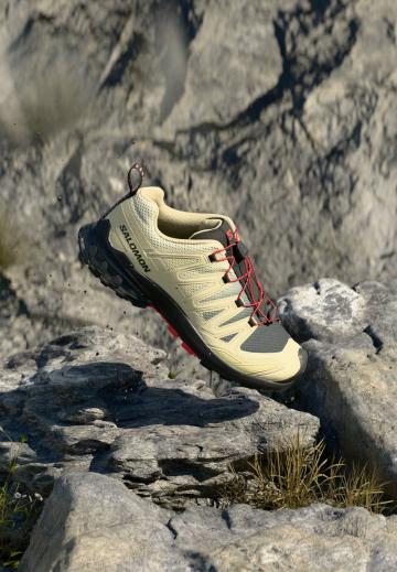 Походные кроссовки