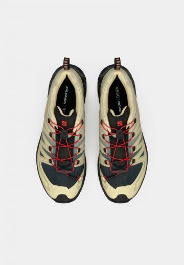 Походные кроссовки