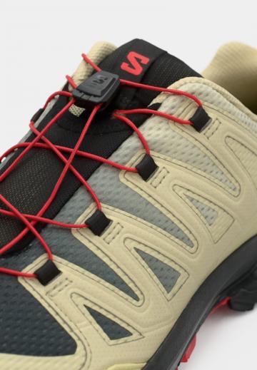 Походные кроссовки