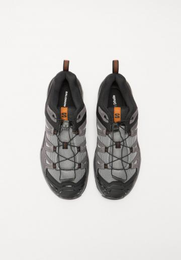 Походные кроссовки