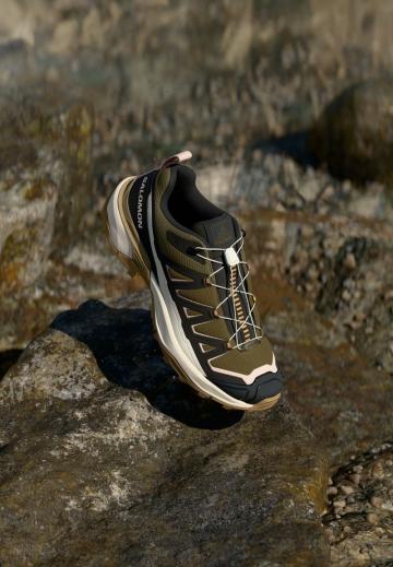 Походные кроссовки