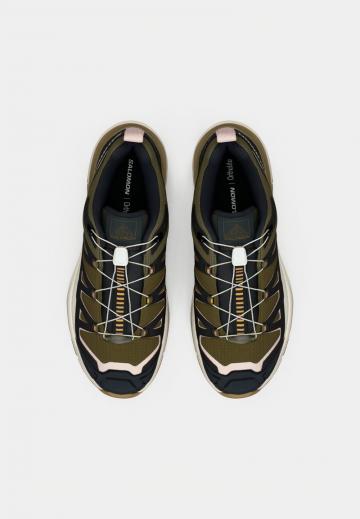 Походные кроссовки