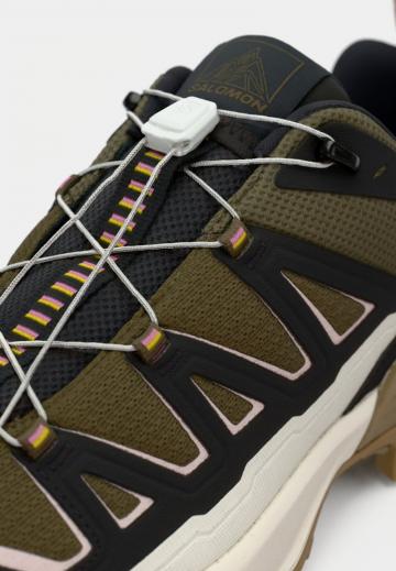 Походные кроссовки