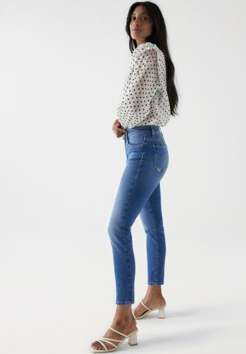 Короткие джинсы