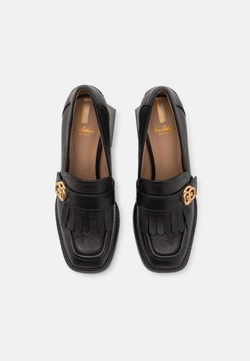 Туфли с высоким носом