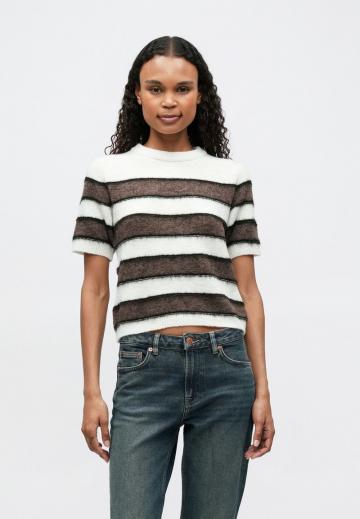Пуловер в полоску