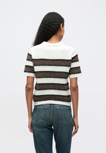Пуловер в полоску