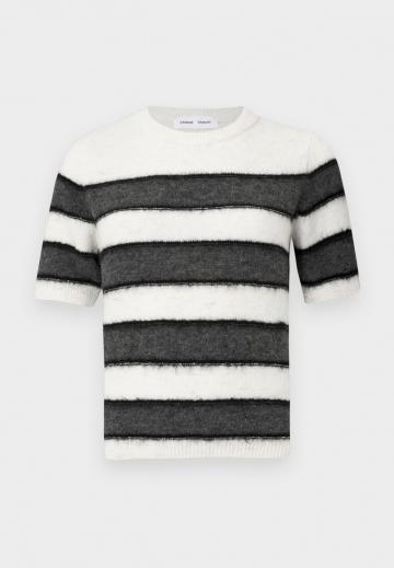 Пуловер в полоску