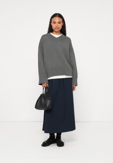 Пуловер с вырезом V