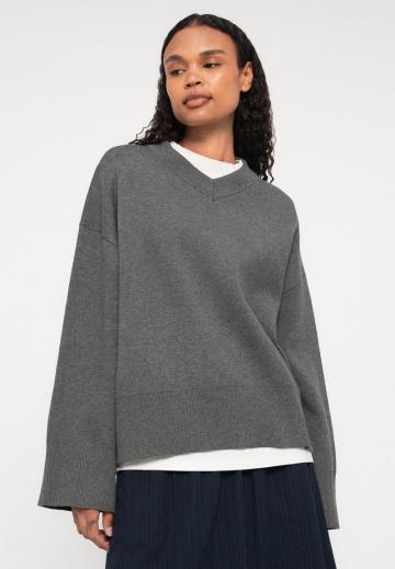 Пуловер с вырезом V