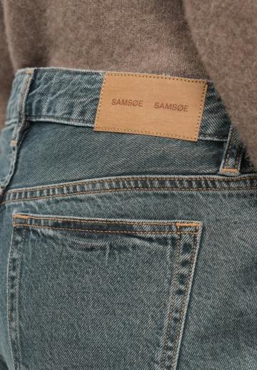 Короткие джинсы