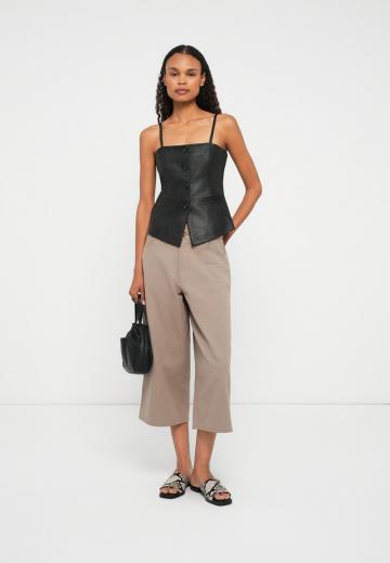 Топ на бретельках