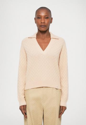Пуловер с вырезом V