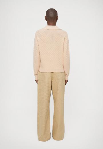 Пуловер с вырезом V