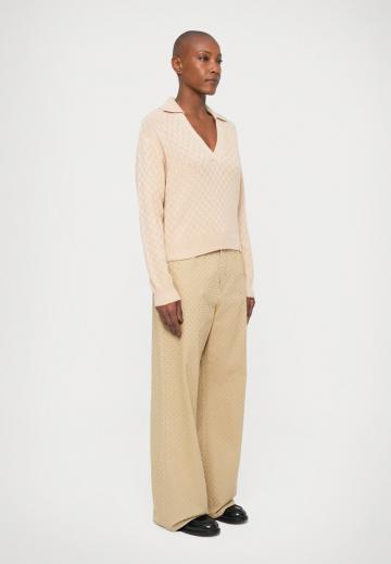 Пуловер с вырезом V