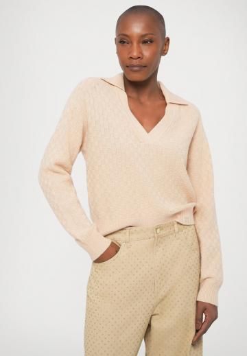 Пуловер с вырезом V