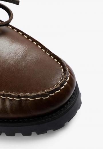 Ботинки на шнуровке