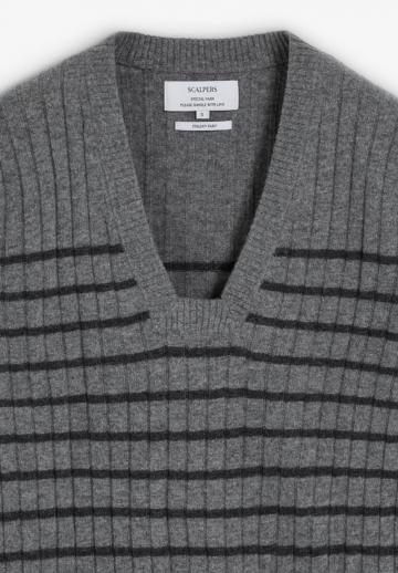 Пуловер в полоску