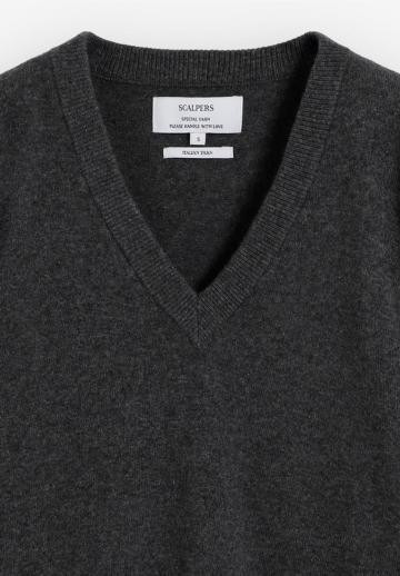 Пуловер с вырезом V