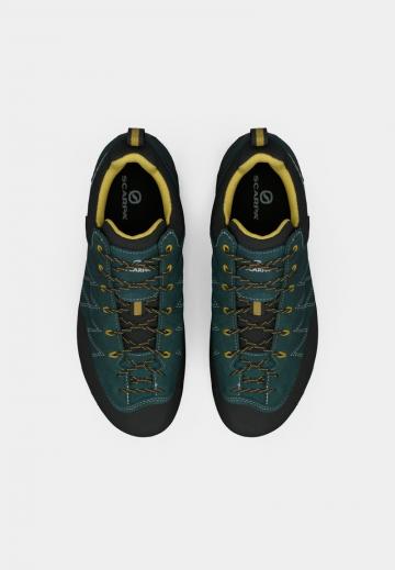 Походные кроссовки