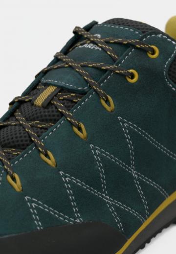 Походные кроссовки