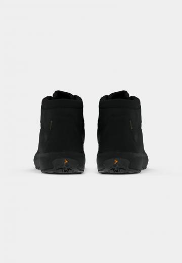 Походные кроссовки