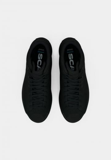 Походные кроссовки