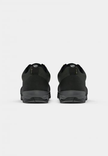 Походные кроссовки