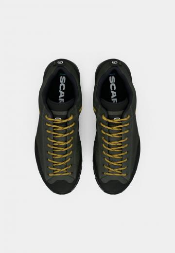 Походные кроссовки