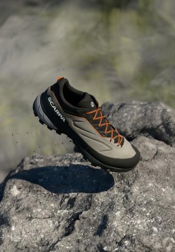 Походные кроссовки