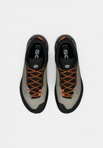 Походные кроссовки