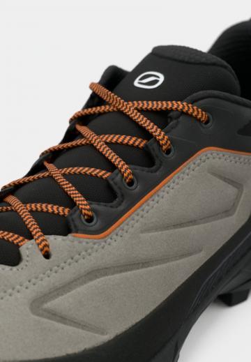 Походные кроссовки