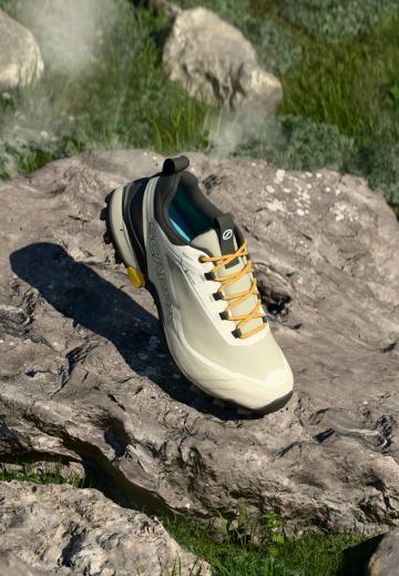 Походные кроссовки