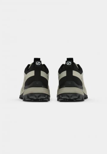 Походные кроссовки