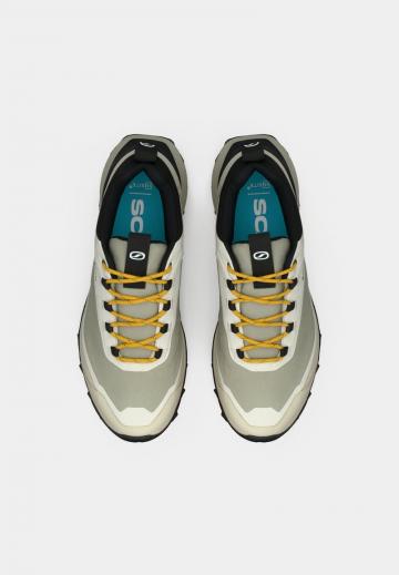 Походные кроссовки