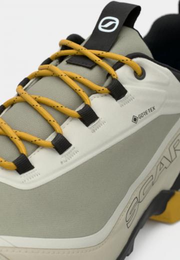 Походные кроссовки