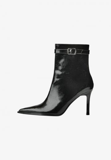 Высокие сапоги