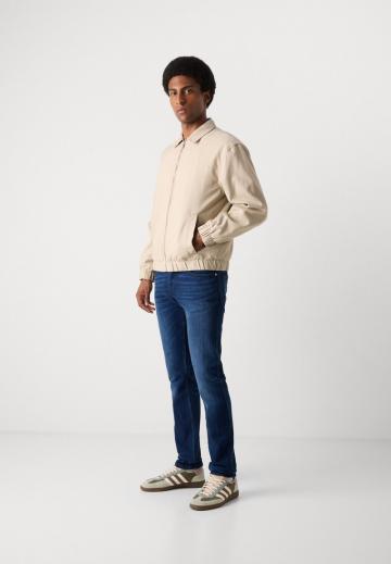 Узкие джинсы