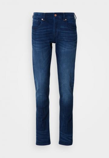 Узкие джинсы