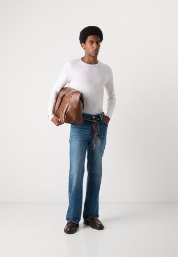 Клешеные джинсы