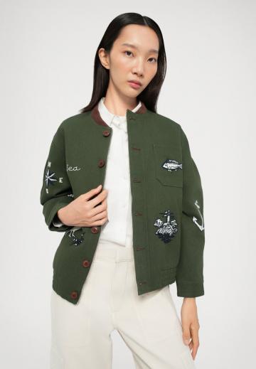 Куртка с накладнымит карманами