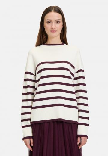 Пуловер в полоску