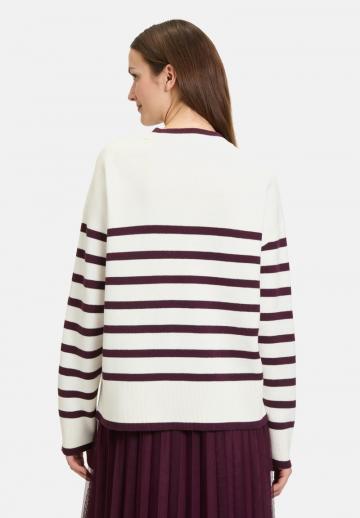 Пуловер в полоску