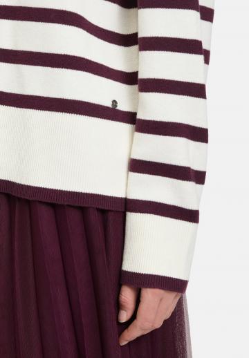Пуловер в полоску