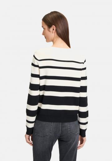 Пуловер в полоску