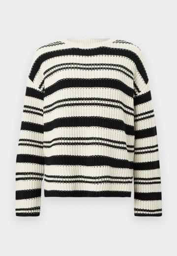 Пуловер в полоску