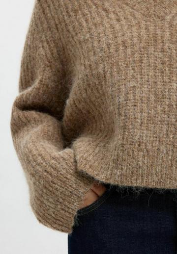 Пуловер с вырезом V